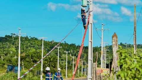 Obra de instalação de postes na entrada de Ipiaú segue avançada; serão um quilômetro e meio de iluminação de led