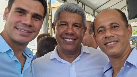 Prefeito posa ao lado de Jerônimo e confirma saída de grupo de ACM Neto