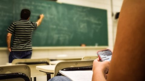 Proibição de celulares em escolas é aprovada no Senado; saiba o que muda