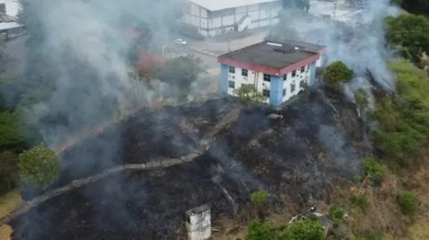 Bombeiros são acionados após incêndio ao redor de prédio da Prefeitura de Ubaitaba