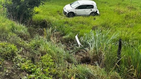 Enfermeiro sofre acidente com carro na BA-650, entre Ipiaú e Ibirataia