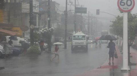 Inmet mantém aviso de fortes chuvas na Bahia nesta terça; veja municípios