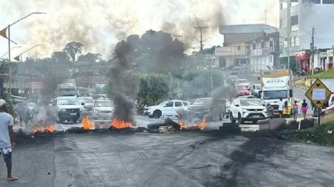 Moradores de Itamarati fazem protesto pedindo justiça por morte de 3 pessoas