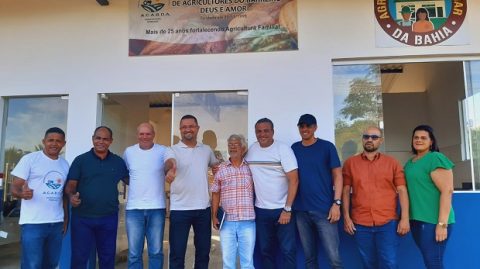 Osni Cardoso e comitiva visitam obra de agroindústria de frutas em Ubatã