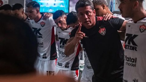 Carpini celebra fase invicta do Vitória, mas prega atenção nos jogos eliminatórios: “Não nos permitem errar”