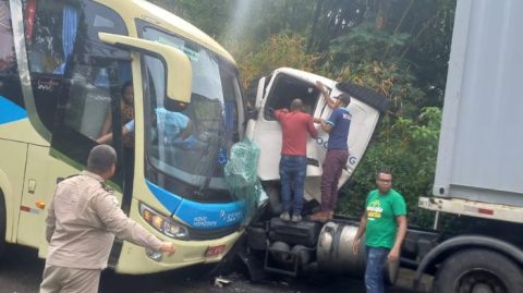 Ônibus e carreta colidem na BR-415 e causam congestionamento na entrada de Itabuna