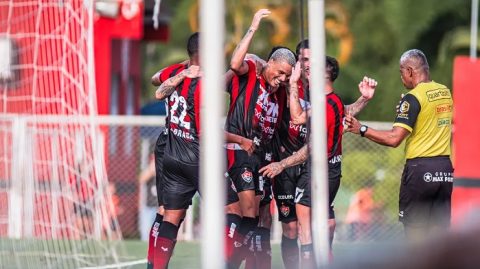 Vitória vence Jequié e mantém liderança isolada no Baianão