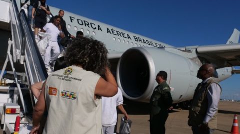 Novo voo com 94 deportados dos EUA chega ao Brasil