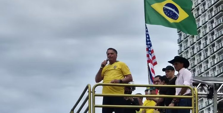Em ato em Copacabana, Bolsonaro pede anistia para condenados do 8/1