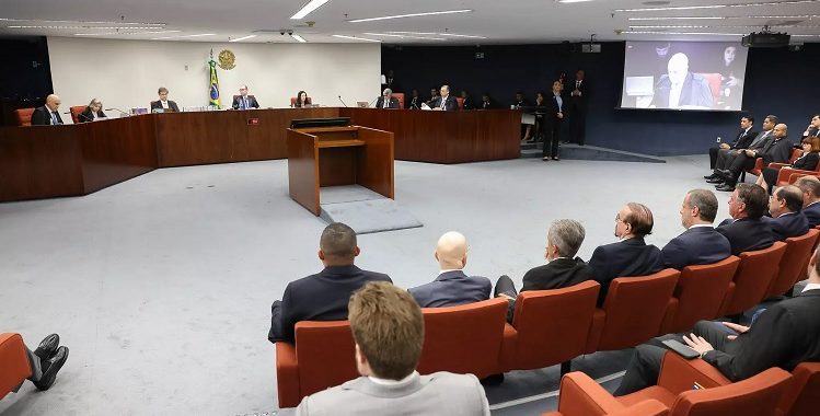 Bolsonaro e Moraes ficam frente a frente no julgamento da denúncia do golpe