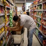 ‘Inflação invisível’ faz alta dos alimentos pesar de outra forma no bolso dos brasileiros; entenda