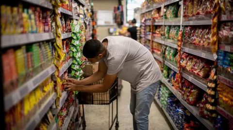 ‘Inflação invisível’ faz alta dos alimentos pesar de outra forma no bolso dos brasileiros; entenda