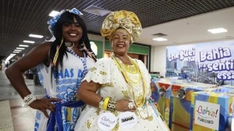 Turistas têm receptivo especial da Setur-BA na chegada para o Carnaval da Bahia