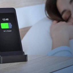 Apple alerta para não dormir perto do celular durante carregamento