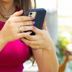 Desligar a internet do celular melhora atenção, memória e diminui depressão, aponta novo estudo