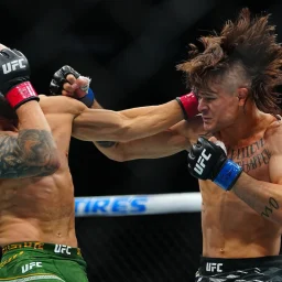 Diego Lopes batalha, mas para em Volkanovski e perde chance de virar campeão do UFC