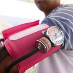 Dor no peito e suor frio: saiba os 10 sintomas de infarto