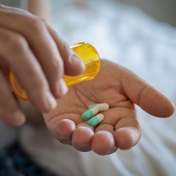 Uso de medicamentos controlados sem prescrição cresce de forma alarmante no Brasil