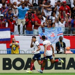 Bahia faz jogo heroico, vence o Vitória com um a menos e entra no G6
