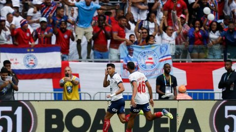 Bahia faz jogo heroico, vence o Vitória com um a menos e entra no G6