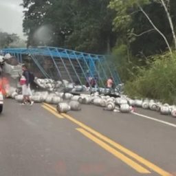 Caminhão de gás colide com dois veículos na BR-101 e interdita pista entre Ubaitaba e Uruçuca