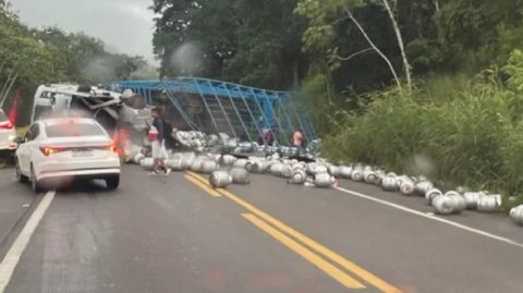 Caminhão de gás colide com dois veículos na BR-101 e interdita pista entre Ubaitaba e Uruçuca