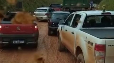 Chuva e lama dificultam tráfego em desvio da BR-101 após interdição de ponte no sul da Bahia