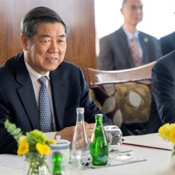 EUA e China retomam negociações comerciais após Trump expressar otimismo
