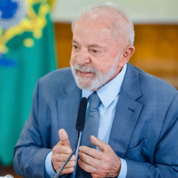Lula cumprimenta o papa Leão XIV, novo líder da Igreja Católica