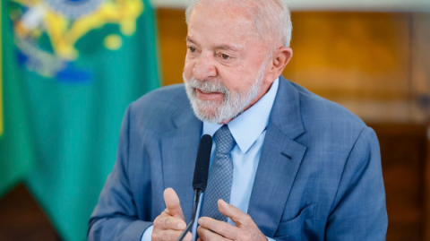 Lula cumprimenta o papa Leão XIV, novo líder da Igreja Católica