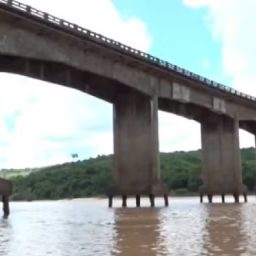 Moradores de cidade no sul da Bahia furam bloqueio do DNIT e atravessam ponte sobre o rio Jequitinhonha