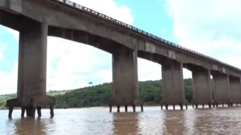 Moradores de cidade no sul da Bahia furam bloqueio do DNIT e atravessam ponte sobre o rio Jequitinhonha