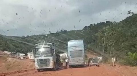 Bahia: Passageiros ficam mais de 12 horas isolados no desvio da BR-101