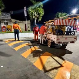 Prefeitura de Ibirataia realiza pintura de faixas de pedestres e quebra-molas