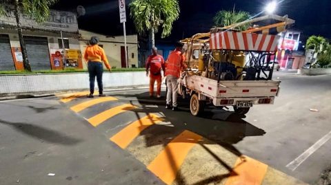 Prefeitura de Ibirataia realiza pintura de faixas de pedestres e quebra-molas