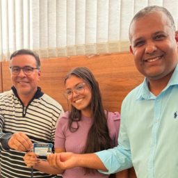 Ibirataia: Prefeitura entrega carteiras a universitários e reforça transporte gratuito