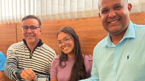 Ibirataia: Prefeitura entrega carteiras a universitários e reforça transporte gratuito