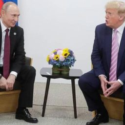 Trump diz esperar acordo com Putin e afirma que Zelensky “não tem as cartas”