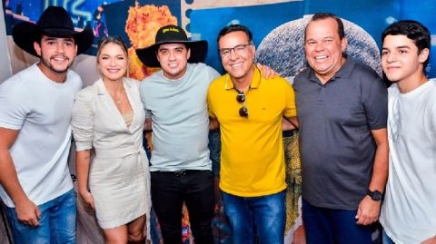 Ibirataia: Multidão toma conta da Praça 7 de Setembro no encerramento do São João Raiz com show de Natanzinho Lima