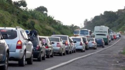 BR-324 tem maior engarrafamento do ano e saída de Salvador vira caos no feriado