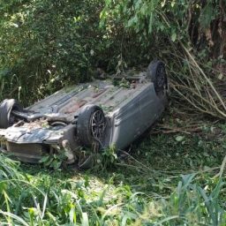 Carro capota em curva da BA-650, entre Ipiaú e Ibirataia