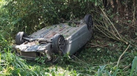 Carro capota em curva da BA-650, entre Ipiaú e Ibirataia