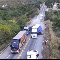Cinco pessoas ficam feridas após carreta desgovernada arremessar carro de ponte