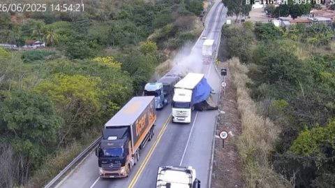 Cinco pessoas ficam feridas após carreta desgovernada arremessar carro de ponte