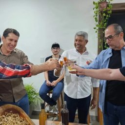 Encaminhando aliança, Jerônimo é recebido e faz brinde ao lado de Zé Cocá, em Jequié