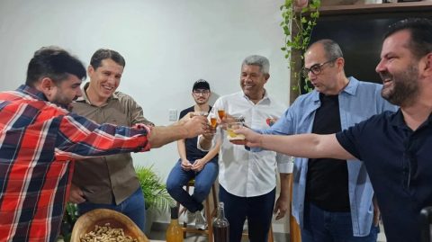 Encaminhando aliança, Jerônimo é recebido e faz brinde ao lado de Zé Cocá, em Jequié