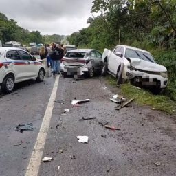 Engavetamento com oito veículos deixa motorista ferido na BR-324