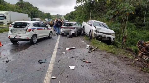 Engavetamento com oito veículos deixa motorista ferido na BR-324