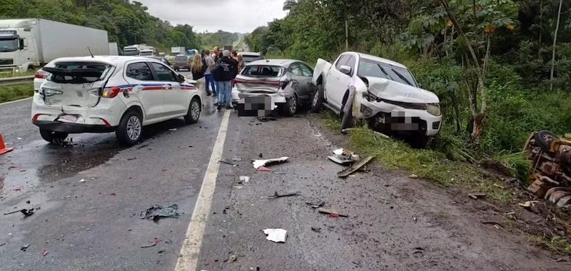 Engavetamento com oito veículos deixa motorista ferido na BR-324