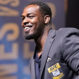 Jon Jones ignora Tom Aspinall e mira superluta contra Francis Ngannou